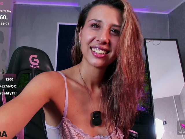 EmelyGlory live cam on BongaCams