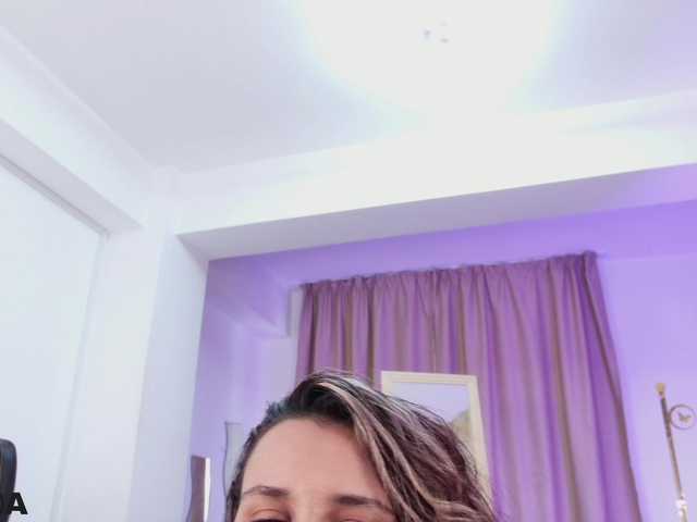 EmelyGlory live cam on BongaCams