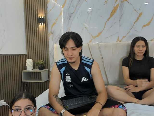 sweetauracouple live cam on BongaCams