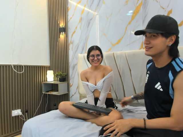 sweetauracouple live cam on BongaCams