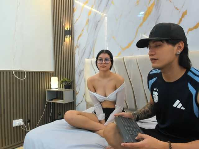 sweetauracouple live cam preview