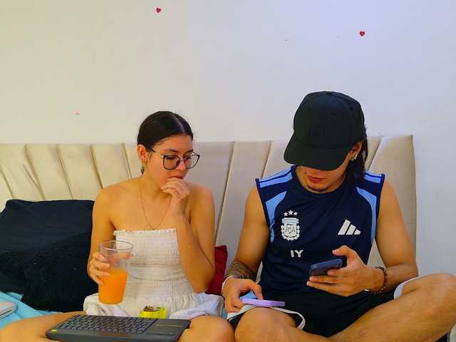 sweetauracouple live cam on BongaCams
