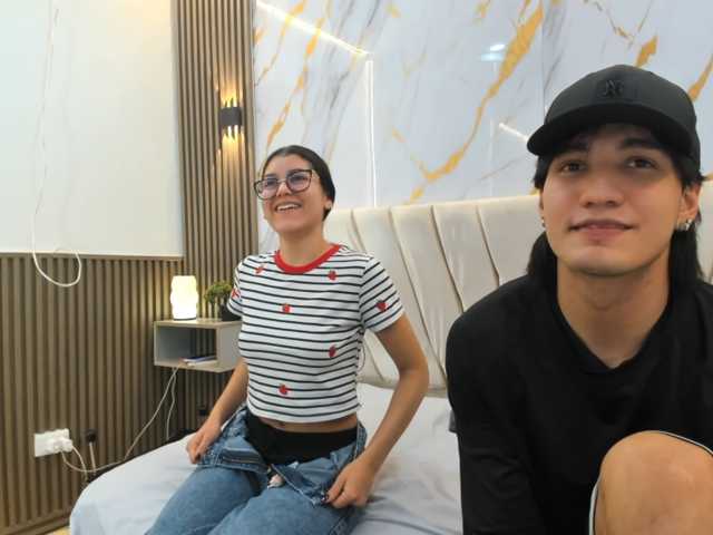 sweetauracouple live cam preview