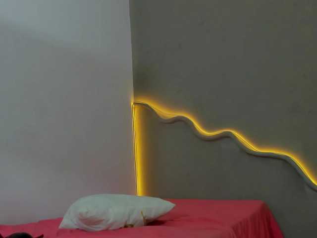 amiina-18 live cam on BongaCams