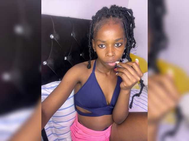 Larrine live cam on BongaCams