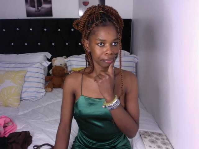 Larrine live cam on BongaCams