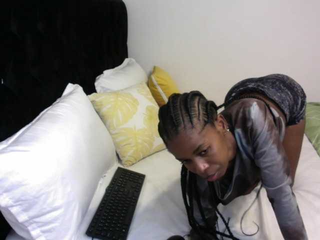 Larrine live cam on BongaCams