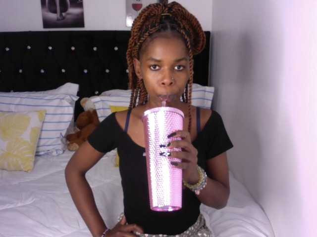 Larrine live cam on BongaCams