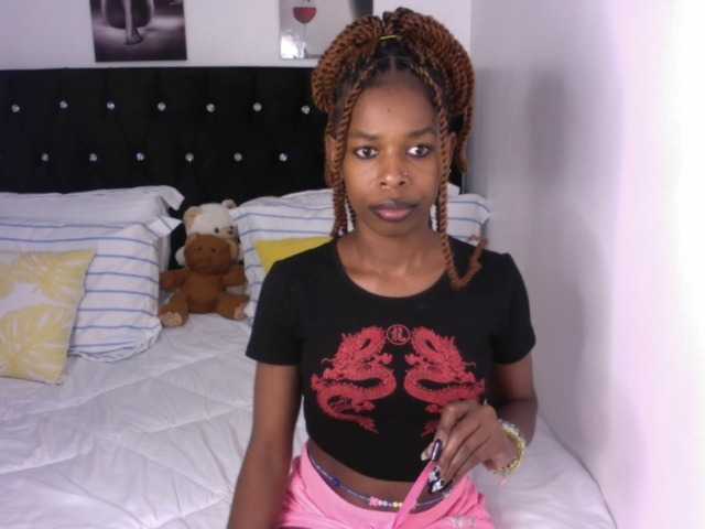 Larrine live cam on BongaCams