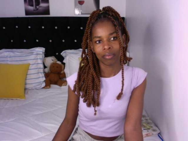 Larrine live cam on BongaCams