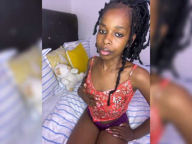 Larrine live cam on BongaCams