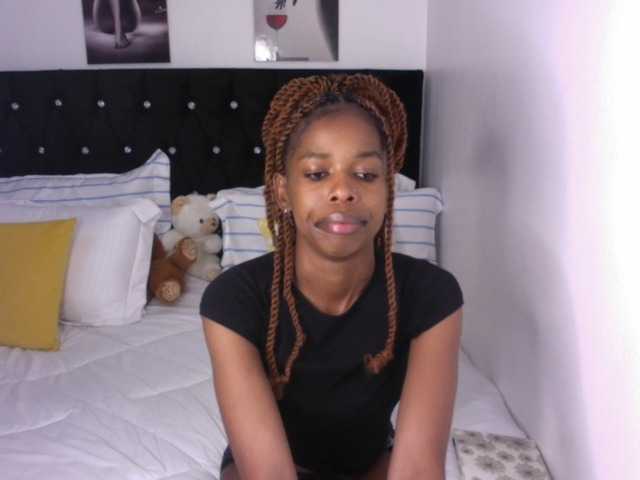 Larrine live cam on BongaCams