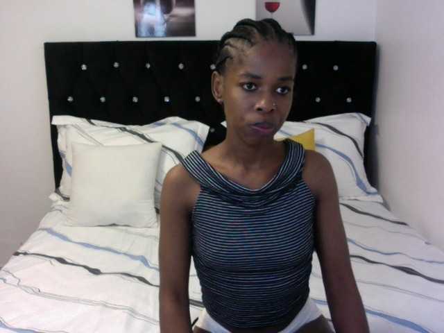 Larrine live cam on BongaCams