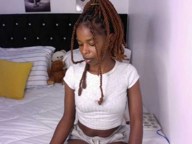 Larrine live cam on BongaCams