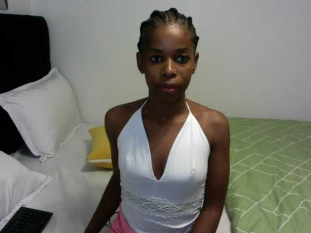 Larrine live cam on BongaCams