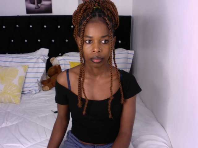Larrine live cam on BongaCams