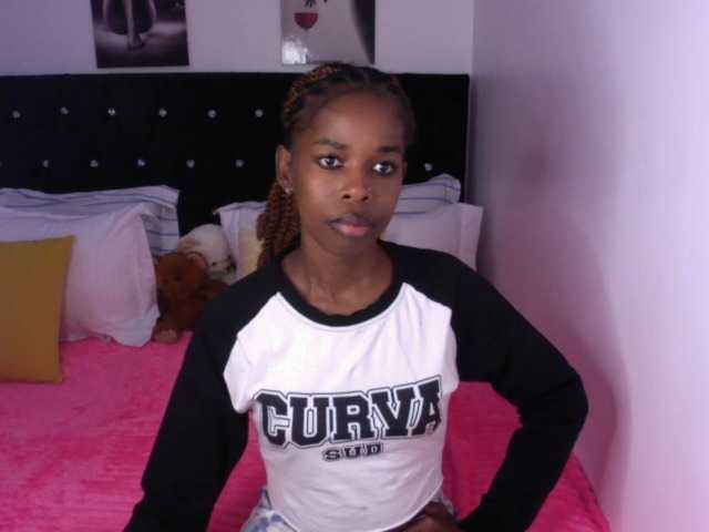 Larrine live cam on BongaCams