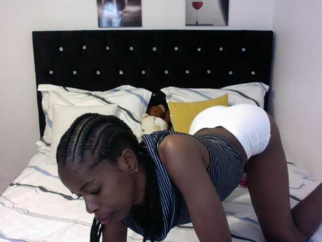 Larrine live cam on BongaCams