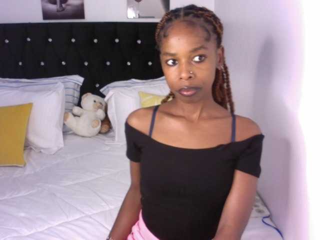 Larrine live cam on BongaCams