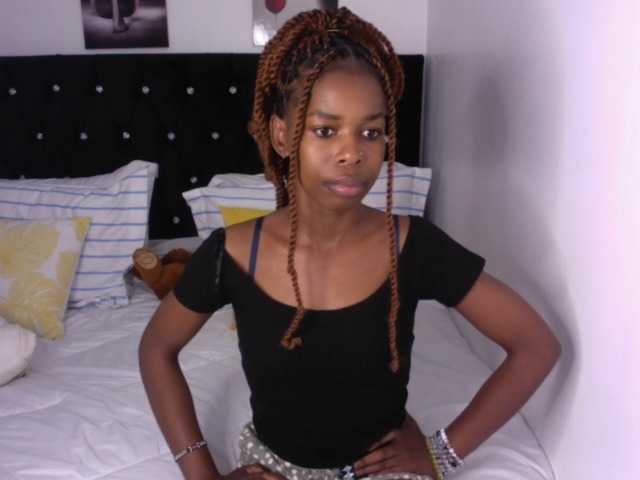 Larrine live cam on BongaCams