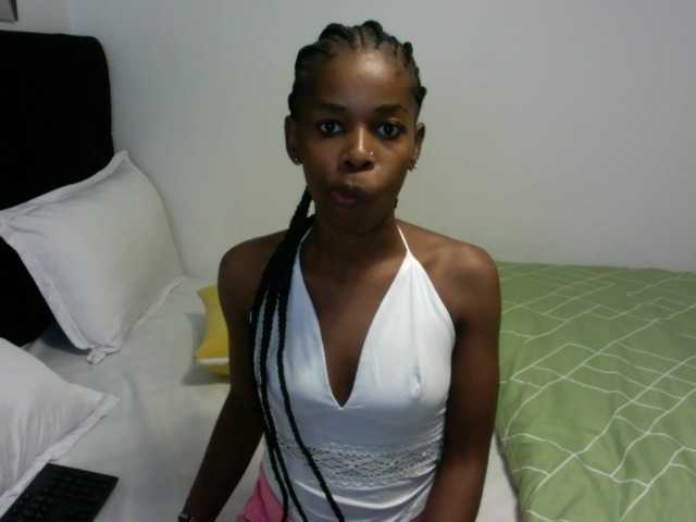 Larrine live cam on BongaCams