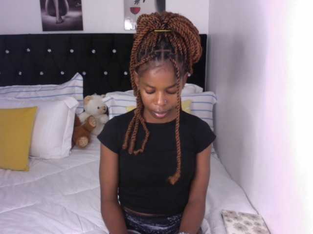 Larrine live cam on BongaCams