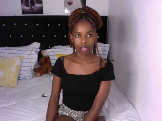 Larrine live cam on BongaCams