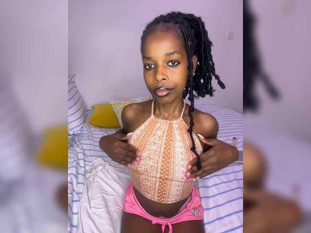 Larrine live cam on BongaCams