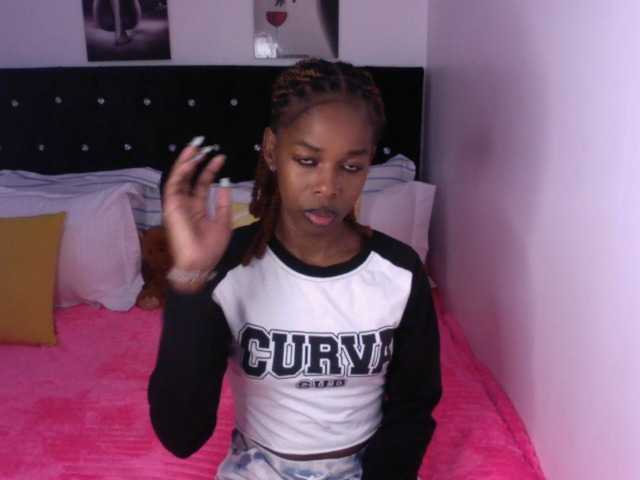 Larrine live cam on BongaCams