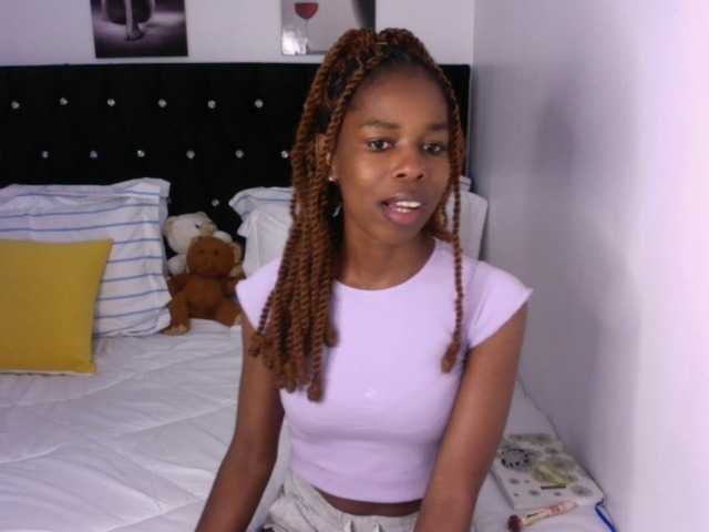 Larrine live cam on BongaCams