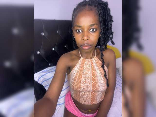 Larrine live cam on BongaCams