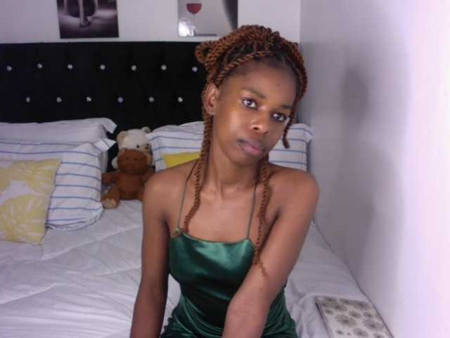Larrine live cam on BongaCams
