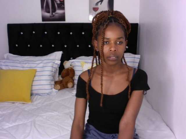 Larrine live cam on BongaCams