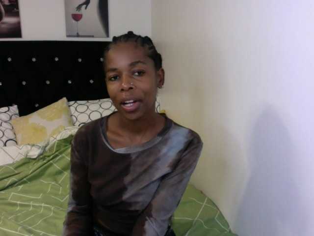 Larrine live cam on BongaCams