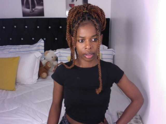 Larrine live cam on BongaCams