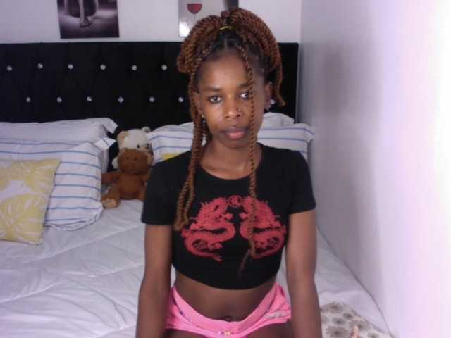 Larrine live cam on BongaCams