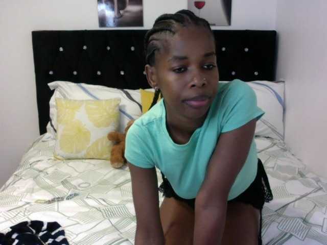 Larrine live cam on BongaCams