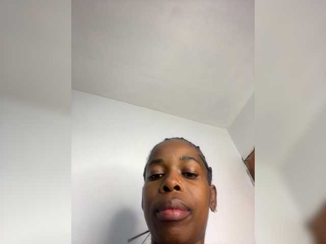 Larrine live cam on BongaCams