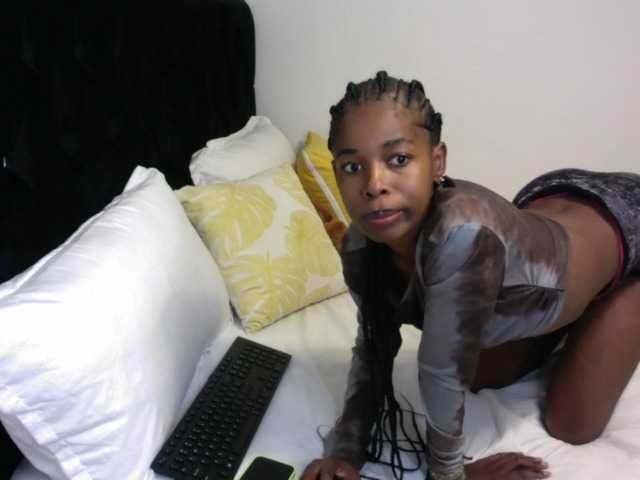 Larrine live cam on BongaCams