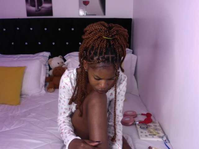 Larrine live cam on BongaCams