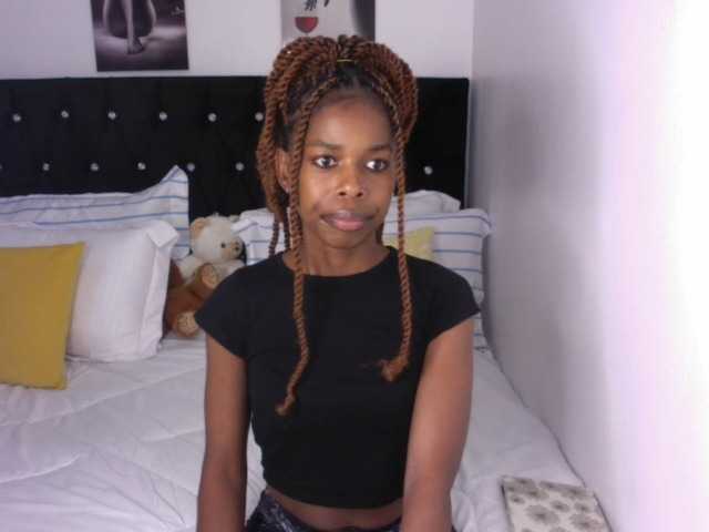Larrine live cam on BongaCams