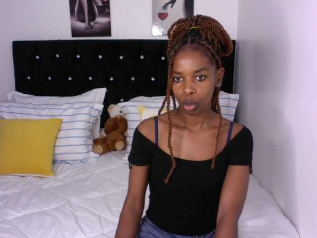 Larrine live cam on BongaCams