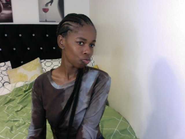 Larrine live cam on BongaCams