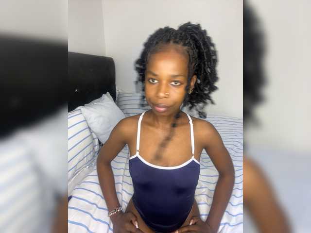 Larrine live cam on BongaCams