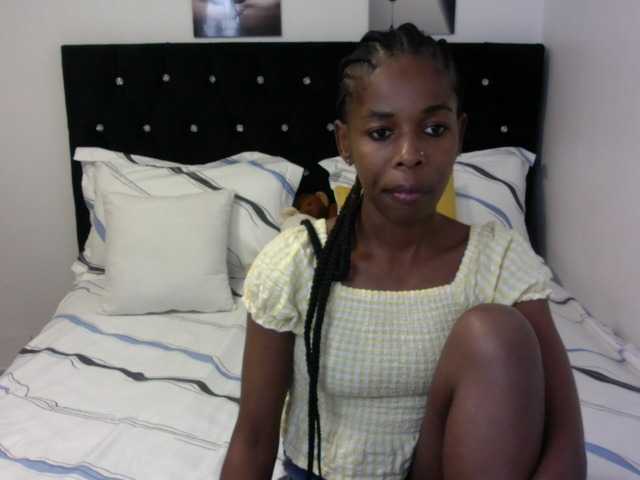 Larrine live cam on BongaCams
