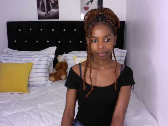 Larrine live cam on BongaCams