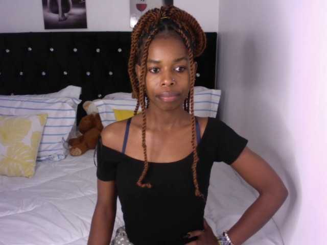 Larrine live cam on BongaCams