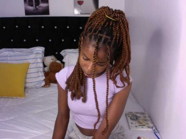 Larrine live cam on BongaCams