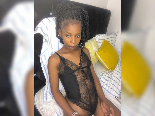 Larrine live cam on BongaCams