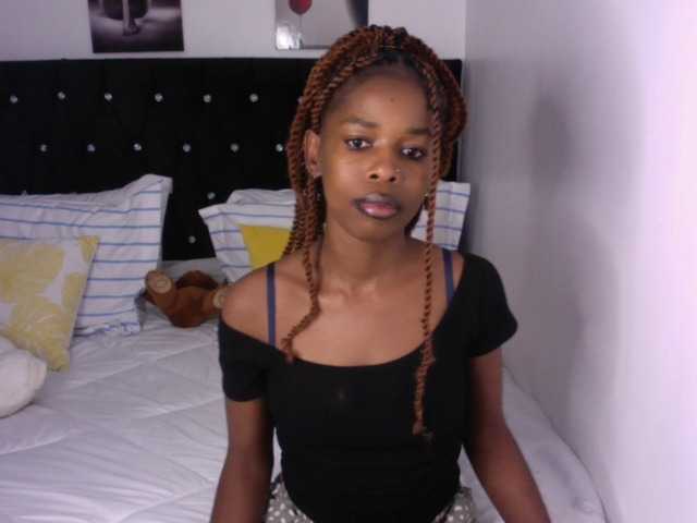 Larrine live cam on BongaCams
